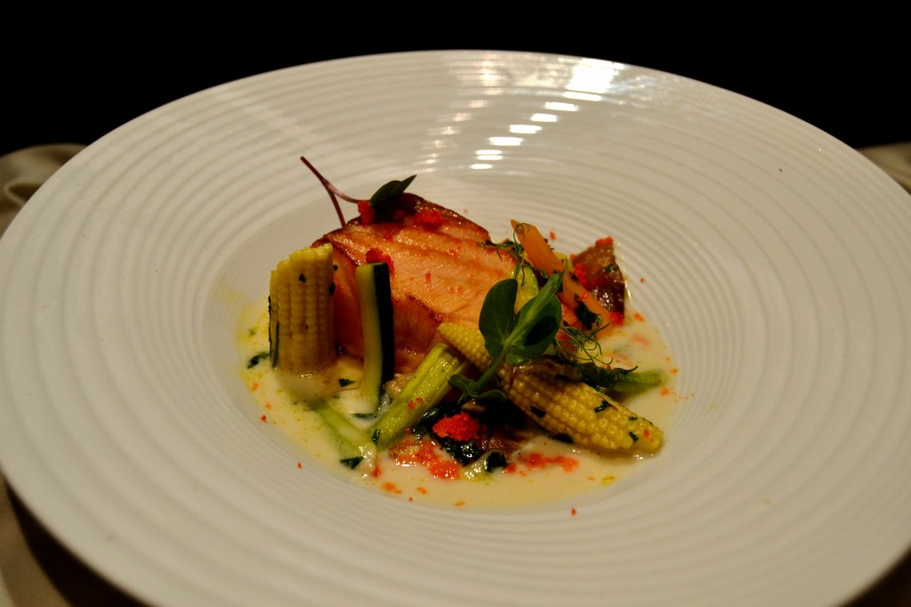Salmão da Escócia Braseado com Puré de Funcho e Sapateira.