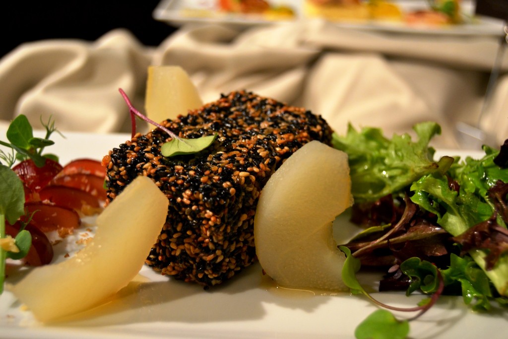 Queijo Brie Panado com Salada de Uvas e Pera Assada