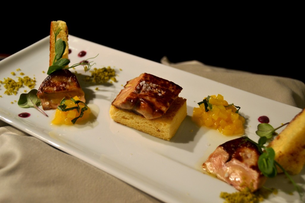 Escalope de Foie Gras em Brioche Caseiro e Salada Quente de Pêssegos e Manjericão.