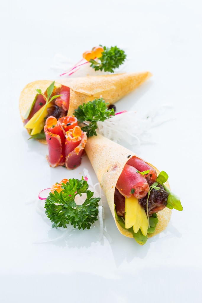 Crocante de tataki de atum com duo de cebolas caramelizada e crocante
